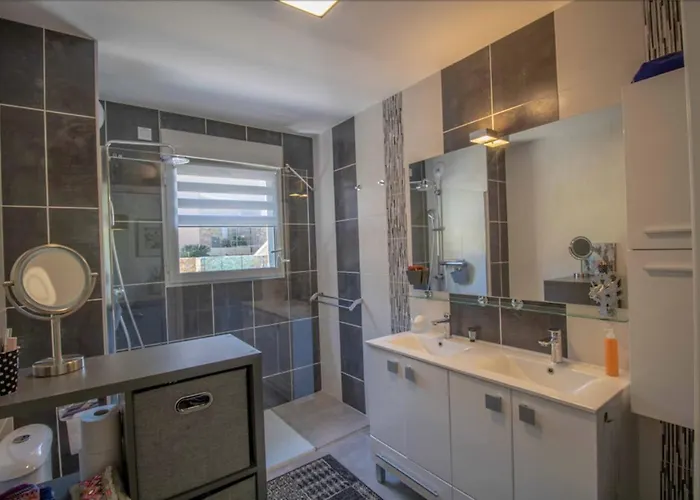 Beautiful 78m With 2 Balconies In Raphael *