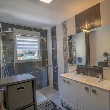 Beautiful 78m With 2 Balconies In Raphael *